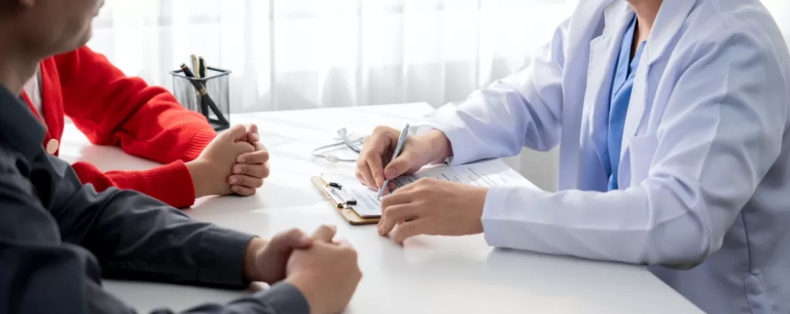 Cuplu in consultatie de fertilitate cu ginecolog la spital, discutand despre planificarea familiala