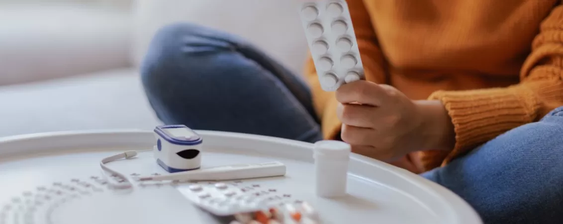 Femeie care ia pastile fara recomandarea medicului
