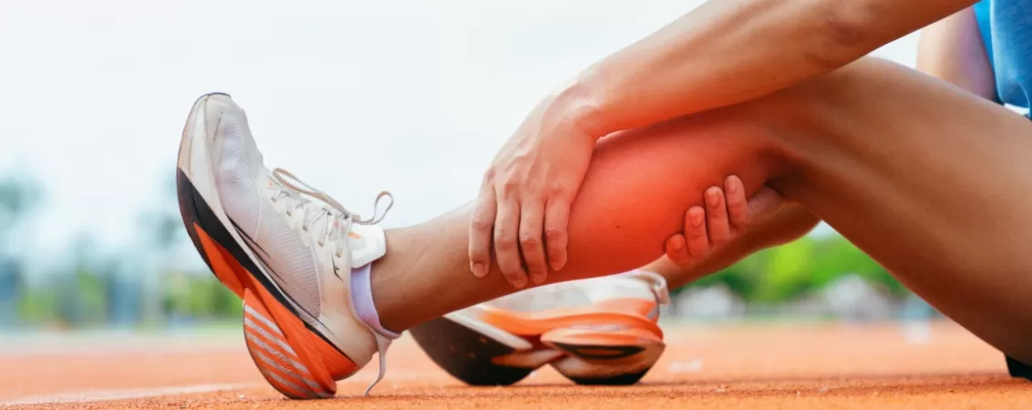 Femeie cu febra musculara la gambe