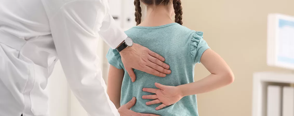 Fetita cu dureri de spate la control medical