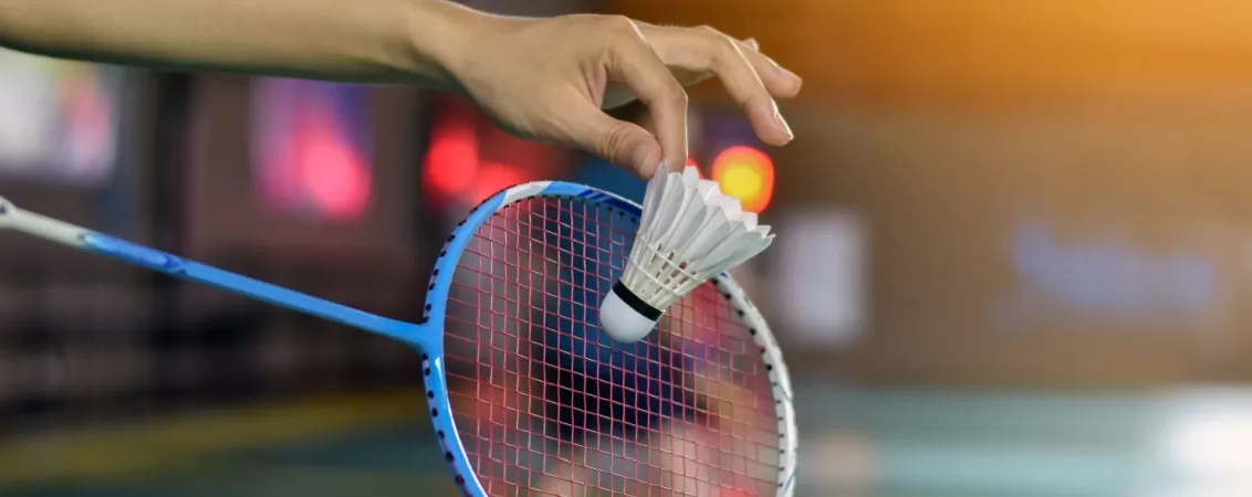 Jucator de badminton se pregateste sa serveasca 