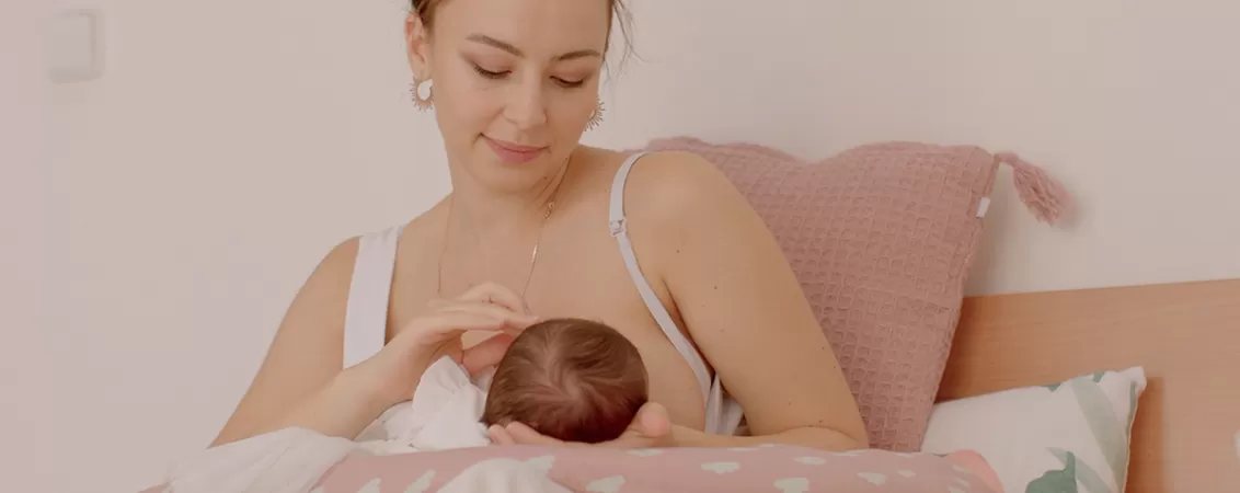 Mama alaptand acasa un nou-nascut, ca metoda de intarire a imunitatii