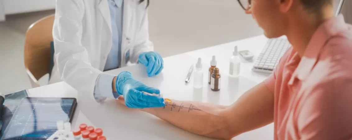 Pacient care primeste un test de alergie cutanata prin intepare usoara a pielii