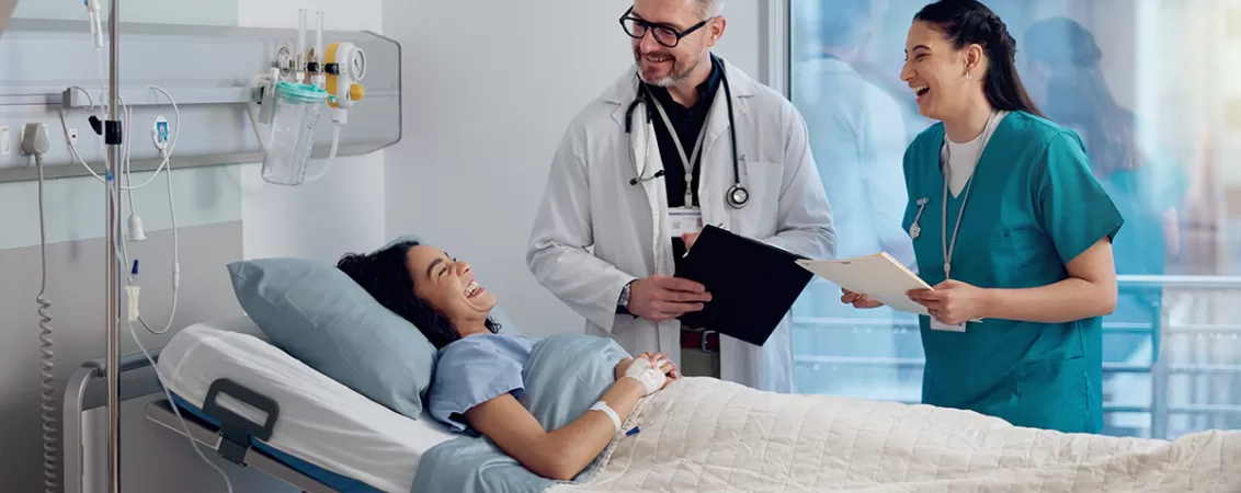 Pacienta fericita in recuperare dupa operatie