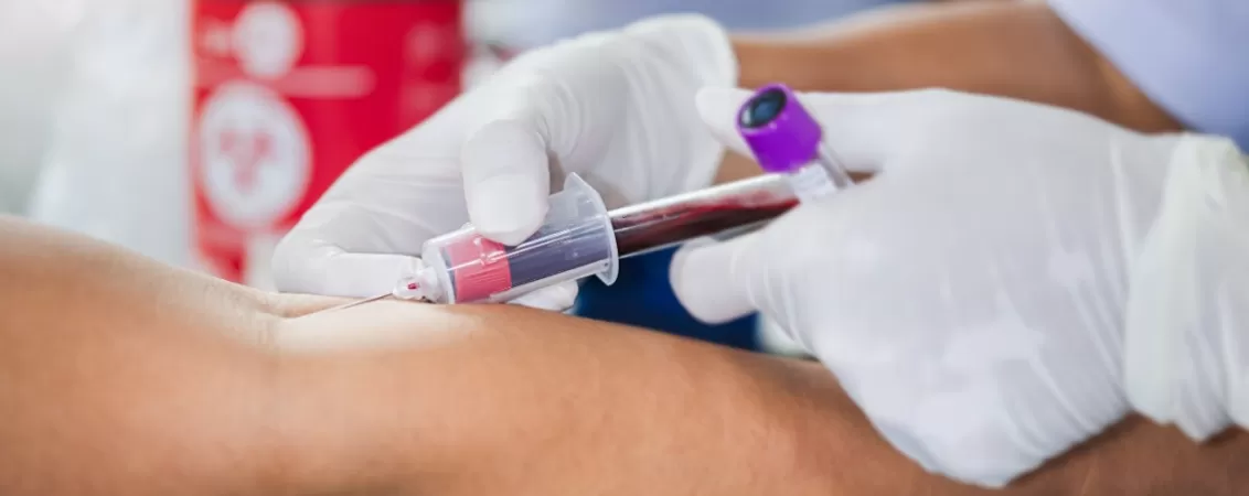 Prim plan asistenta recoltand sange pentru analize