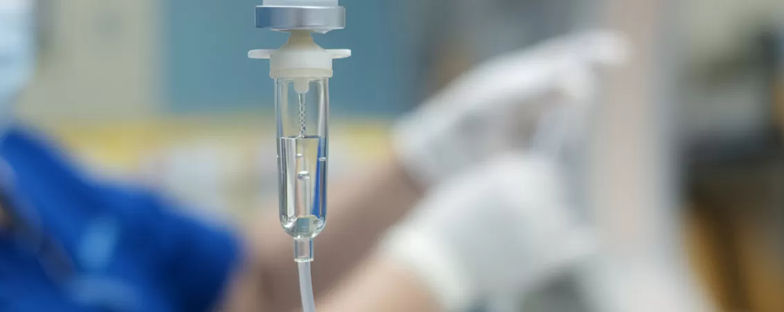 Set de perfuzie intravenoasa cu solutie de vitamine, folosit pentru tratamente si hidratare medicala