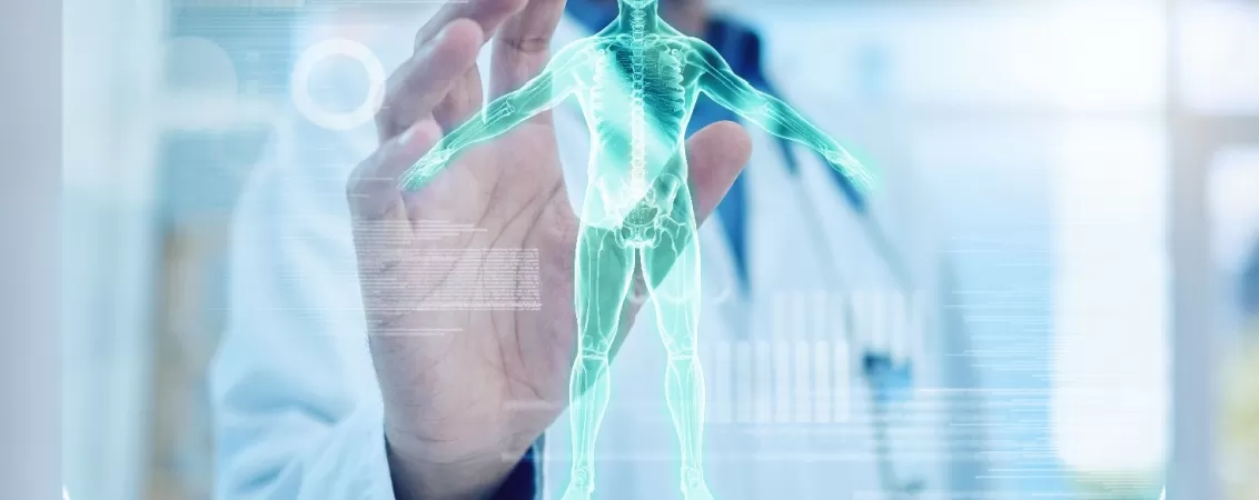 Specialist medical analizand o imagine 3d a corpului si scheletului uman