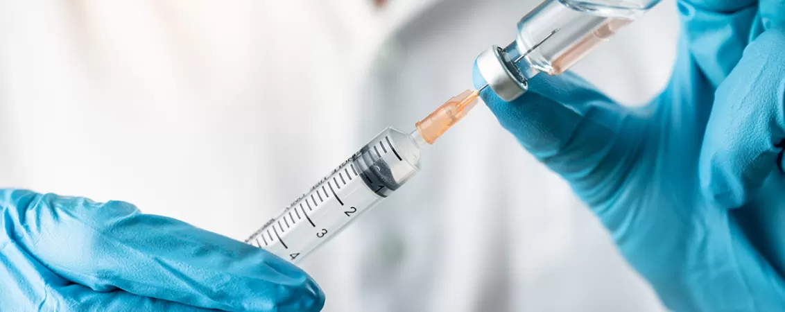 Specialist medical pregatind o seringa pentru administrarea vaccinului ca modalitate de preventie impotriva rujeolei