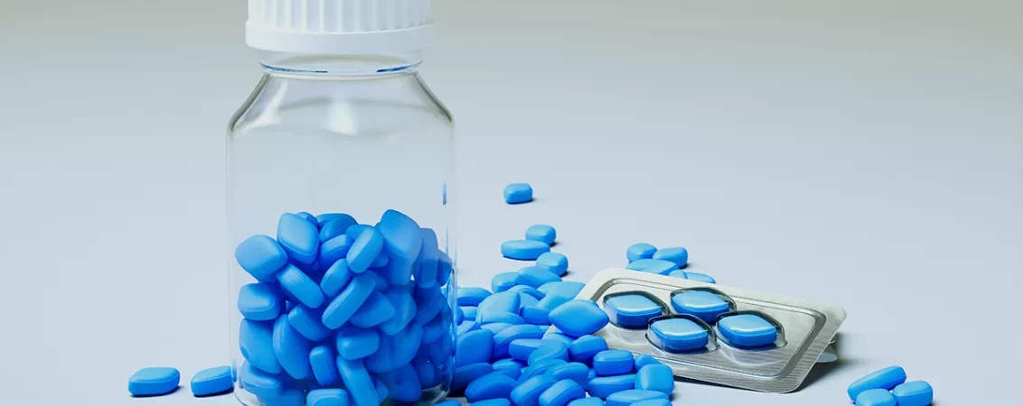 Sticla transparenta umpluta cu pastile, ilustrand conceptul de medicamente sau suplimente