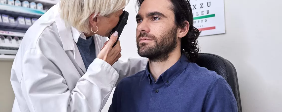 Oftalmolog examinand un pacient