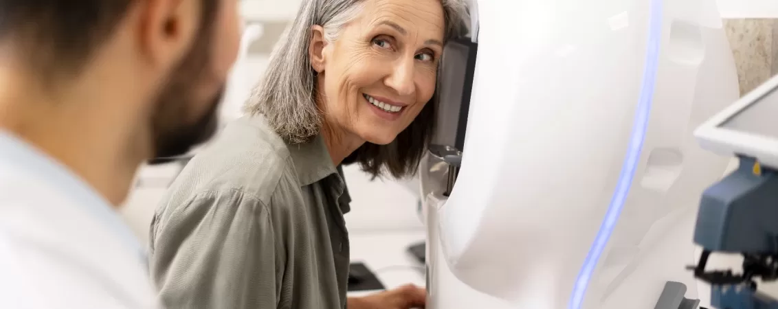 Pacienta in varsta in timpul unui control oftalmologic de rutină 
