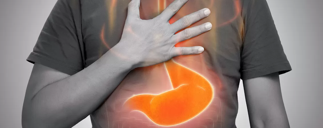 Barbat care simte arsura in piept din cauza refluxului gastric sau a indigestiei acide