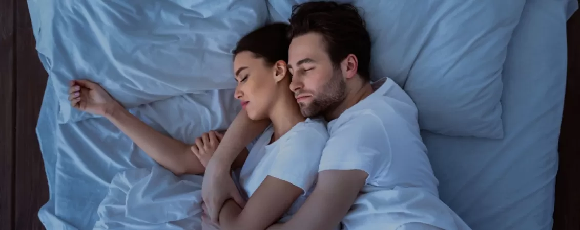 Cuplu dormind in pat, sexul imbunatateste calitatea somnului