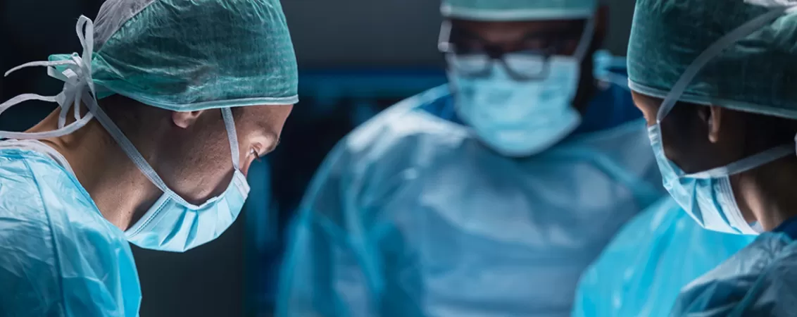 Echipa de chirurgi in timpul unei operatii cu Lumenis Moses 2