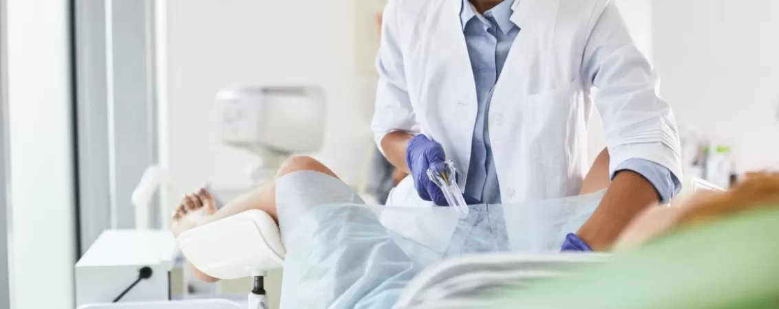 Examen pelvin in timpul unui control ginecologic de rutina