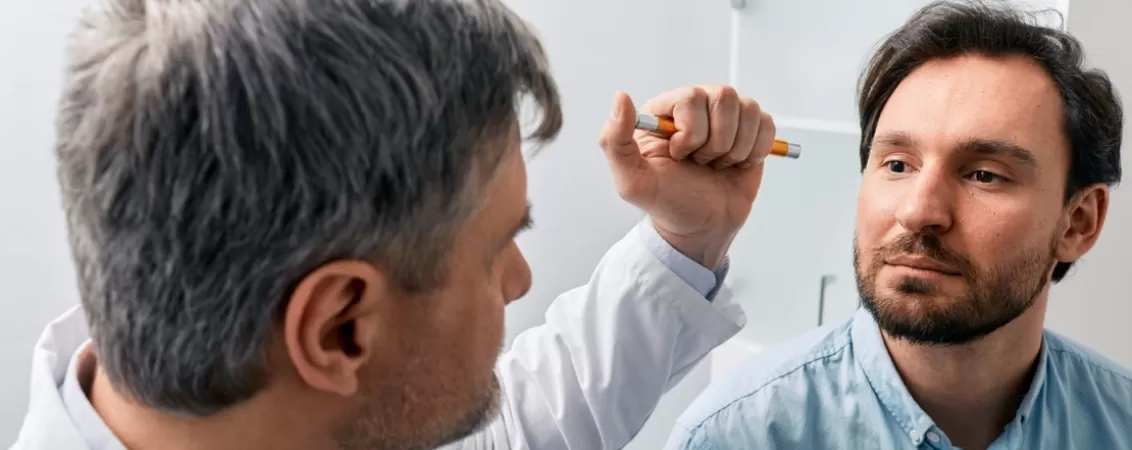 Medic neurolog examinand un pacient