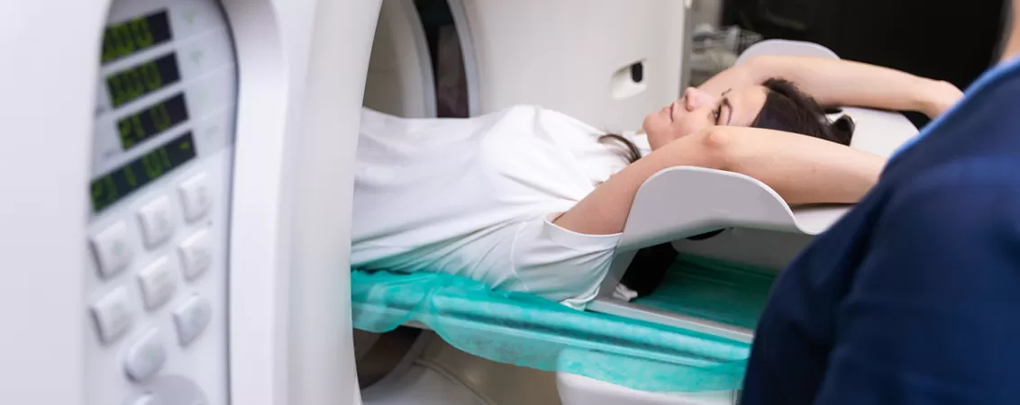 Pacienta efectuand un RMN de bazin osos