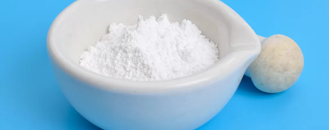 Pulbere alba de oxid de magneziu folosita in suplimente alimentare si tratamente digestive