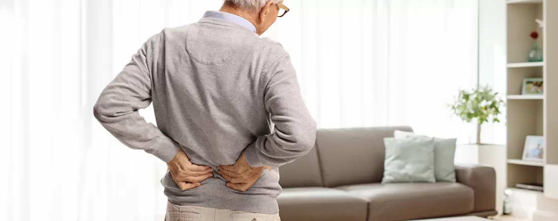 Barbat in varsta cu durere de rinichi