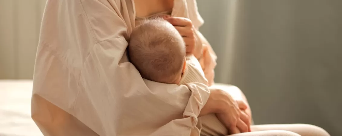 Femeie care alapteaza un bebelus