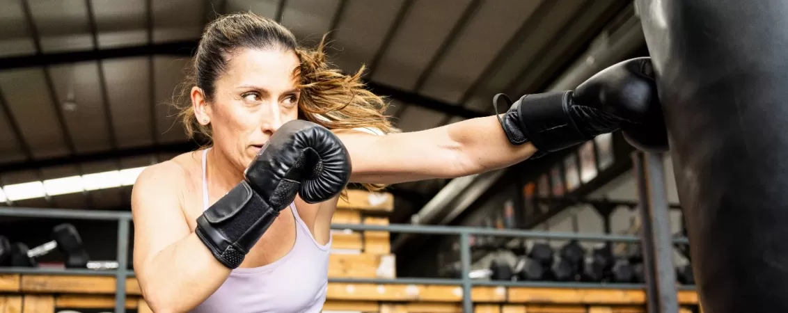 Femeie care face exercitii de intensitate crescuta