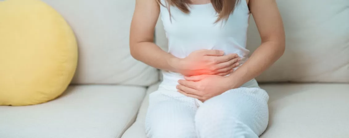 Femeie cu dureri de burta cauzate de ndometrioza