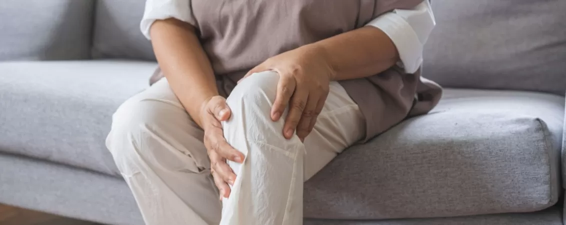 Femeie in varsta cu dureri de picior cauzate de boala arteriala periferica