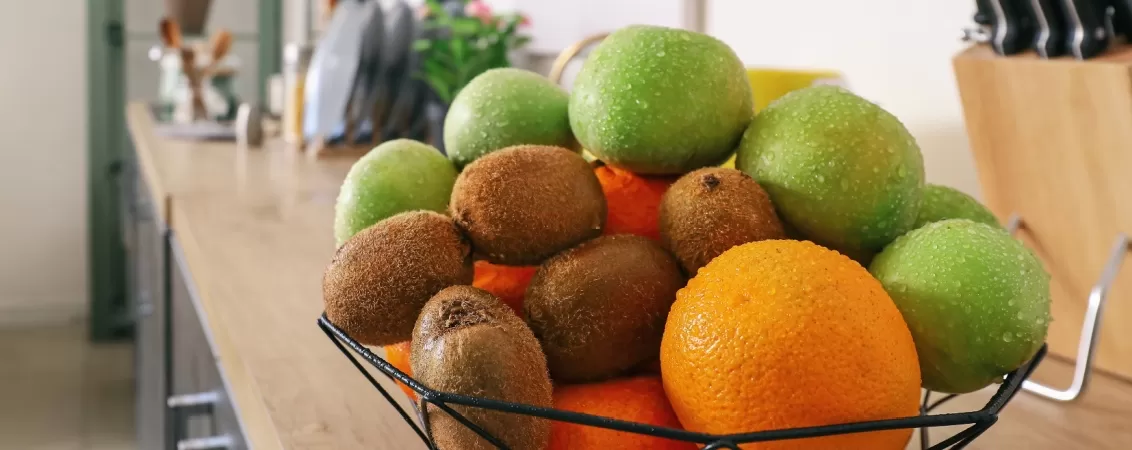 Fructe pe blatul din bucatarie