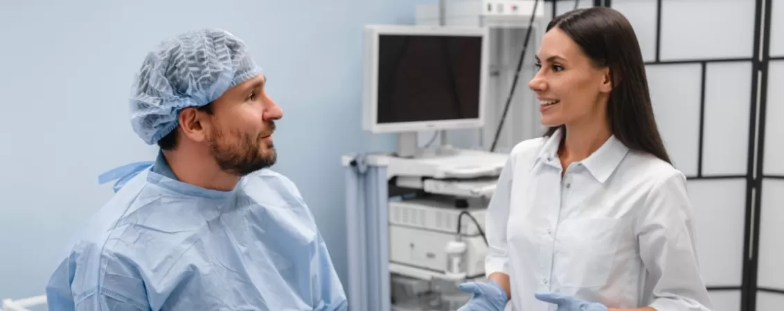 Medic explicandu-i unui pacient la ce se poate astepta in timpul endoscopiei