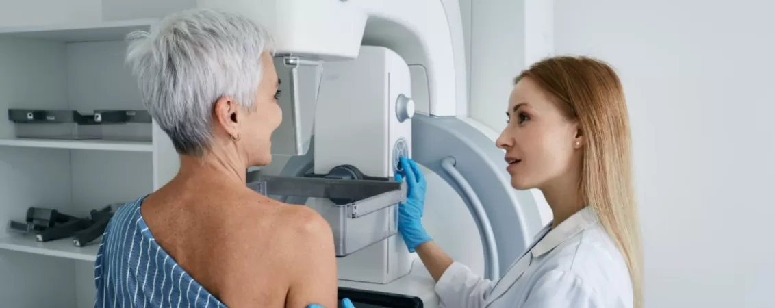 Medic si pacienta in varsta in timpul unei mamografii