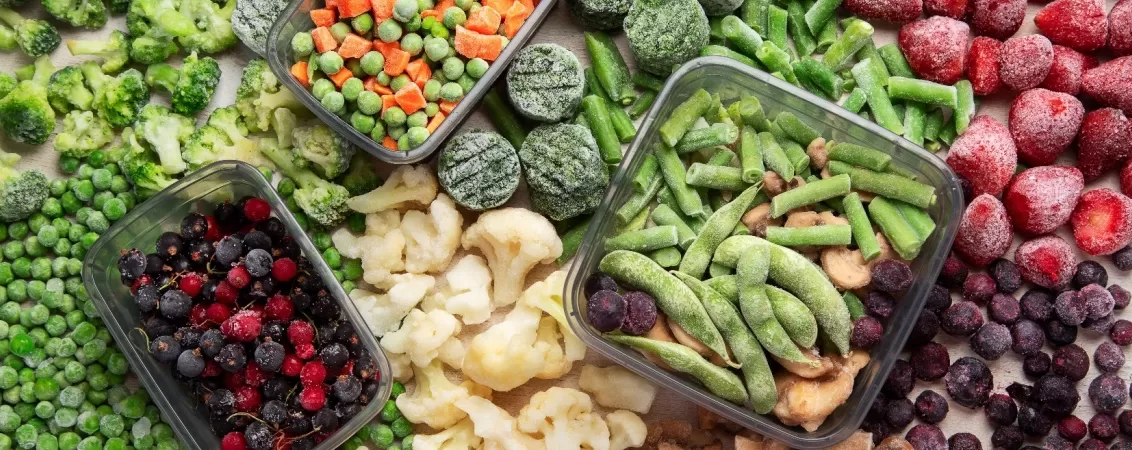 O varietate de legume si fructe congelate