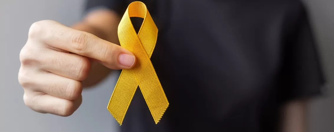 Persoana tine in mana fundita galbena simbol al luptei cu cancerul de vezica urinara 