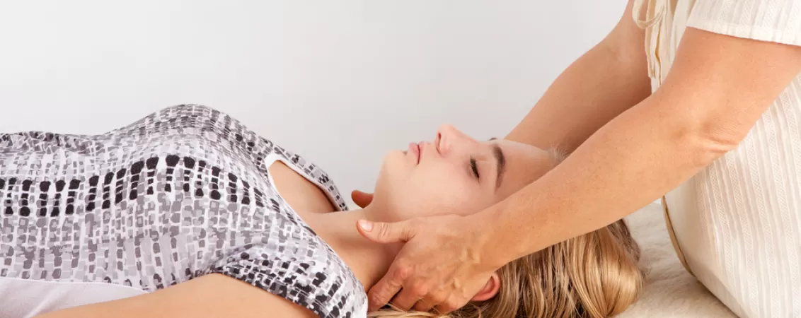 Tanara in timpul unei sedinte de terapie Bowen