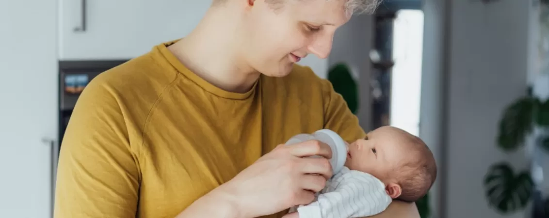 Tatic care hraneste nou-nascutul cu bebelusul