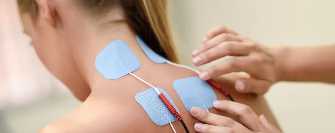 Terapie de electrostimulare aplicata unei tinere in cadrul recuperarii fizice pentru relaxarea muschilor si ameliorarea durerilor