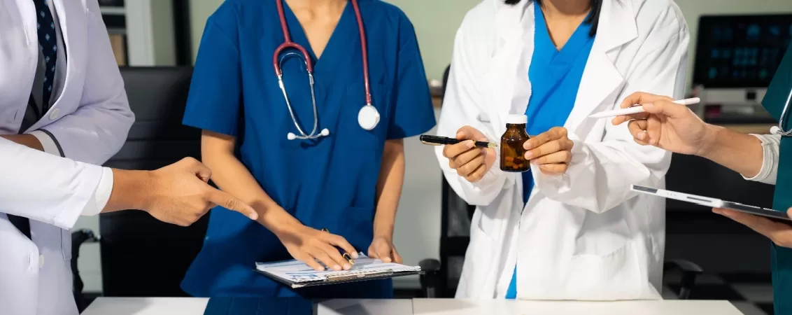 Echipa de medici discutand tratamentulo unui caz oncologic