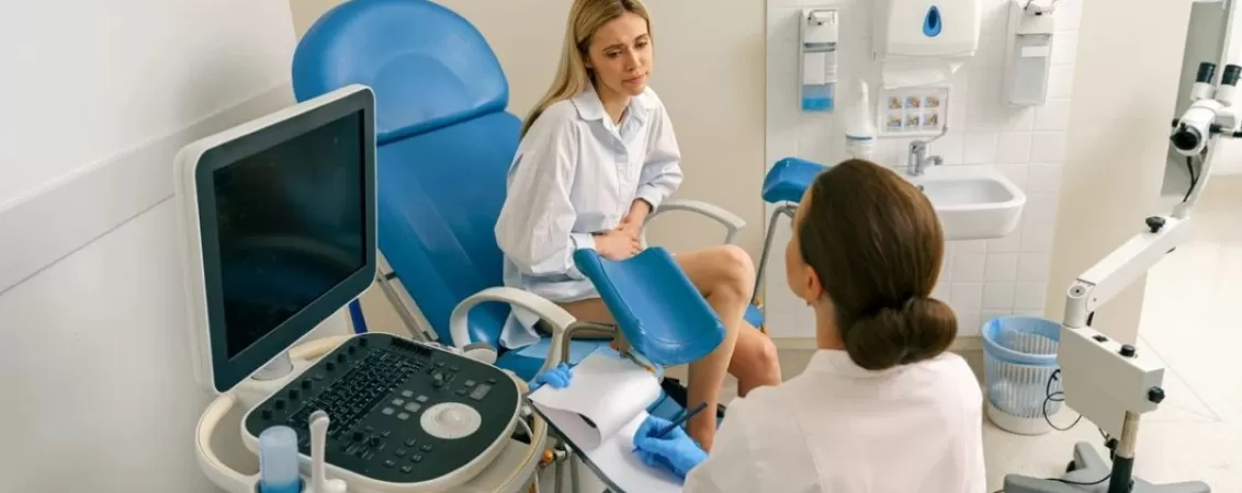 Pacienta la consult ginecologic pentru infectia cu HPV.