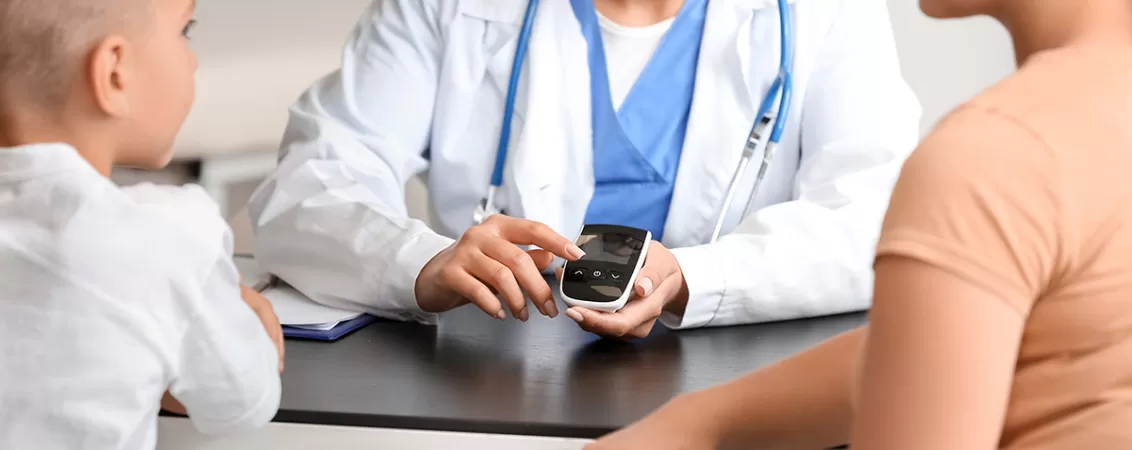 Baiat diabetic insotit de mama la consult medical in clinica, primind ingrijiri si sfaturi pentru gestionarea diabetului