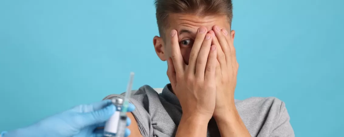 Barbat care se teme de medic si injectie