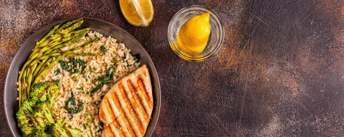 Bol cu piept de pui la gratar, orez brun, broccoli si asparagus