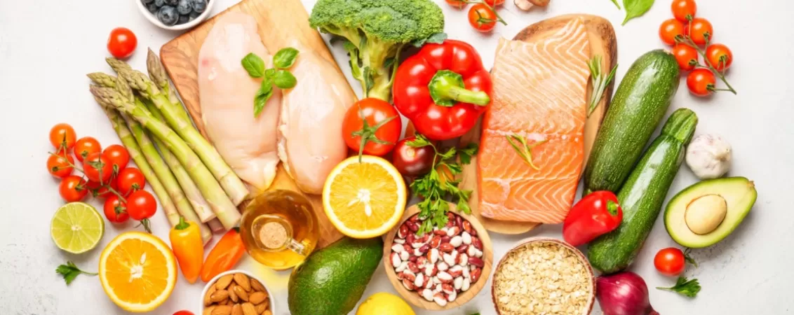 Carne de pui si peste inconjurata de legume