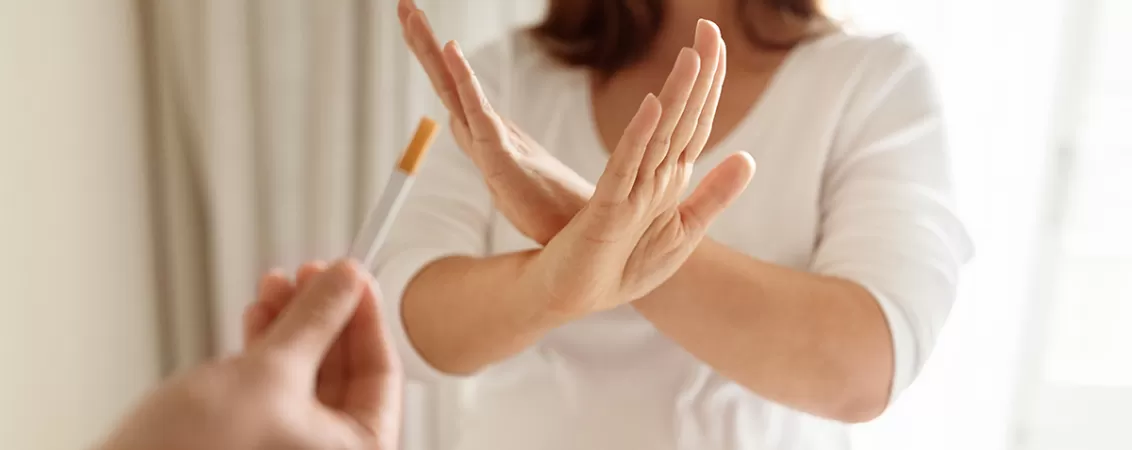 Femeie insarcinata refuza o tigara oferita, promovand renuntarea la fumat si protejarea sanatatii bebelusului