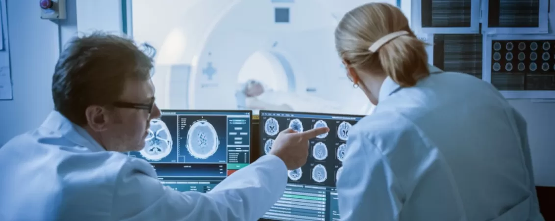 Medic analizand imagini CT