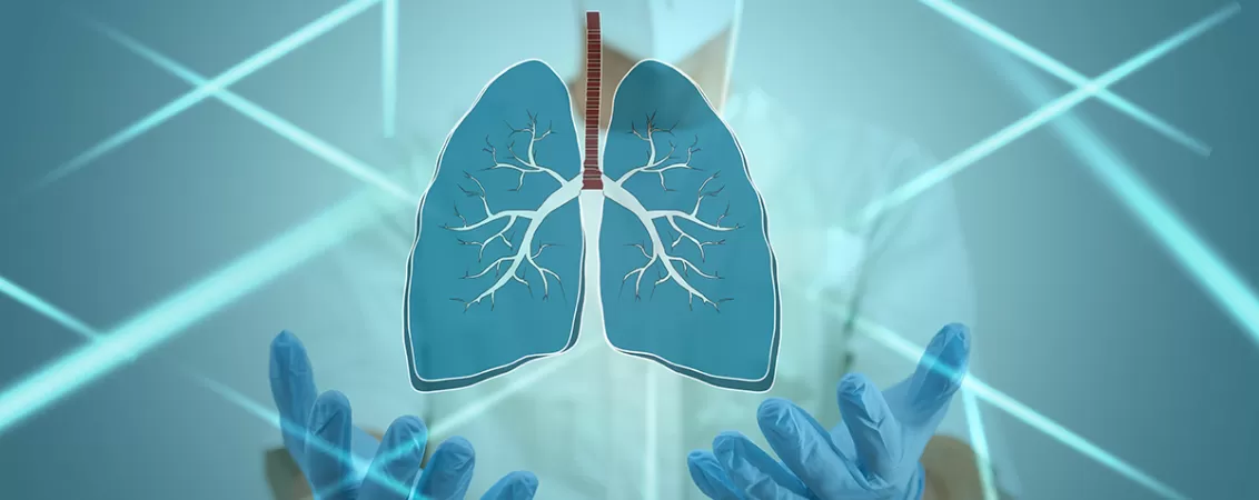 Medic cu masca si manusi medicale aratand spre o reprezentare grafica a plamanilor ca simbol al importantei sanatatii acestora