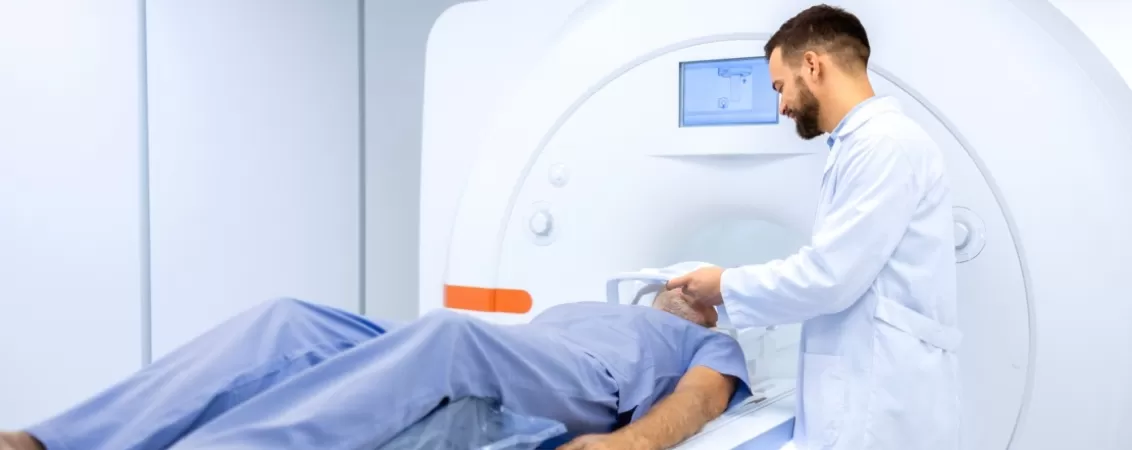 Medic pregatind un pacient pentru o investigatie CT