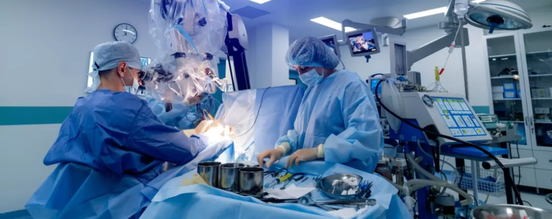 Medici in sala de operatie impreuna cu sistemul robotic