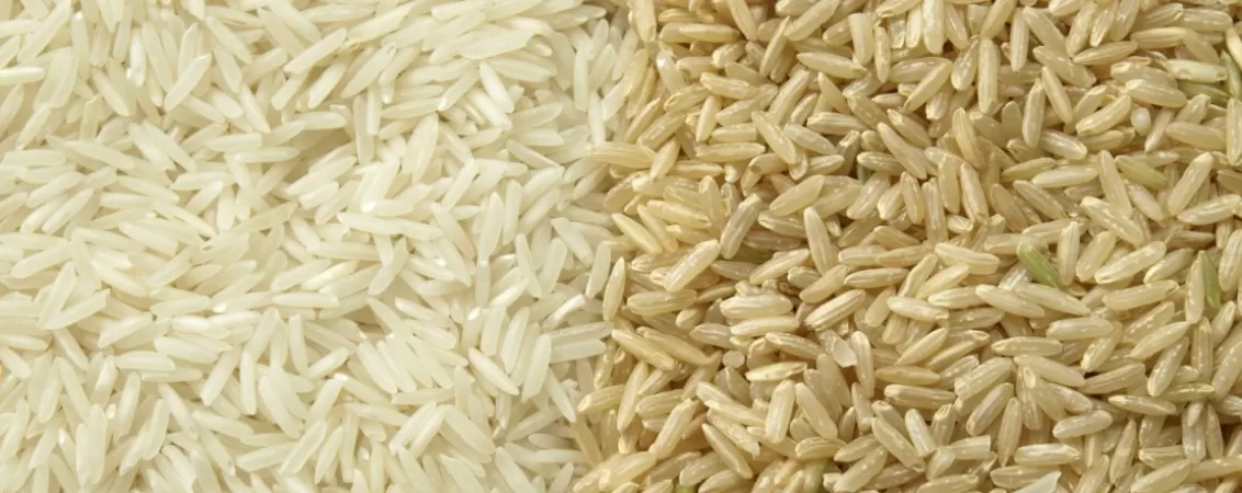 Orez brun langa orez alb