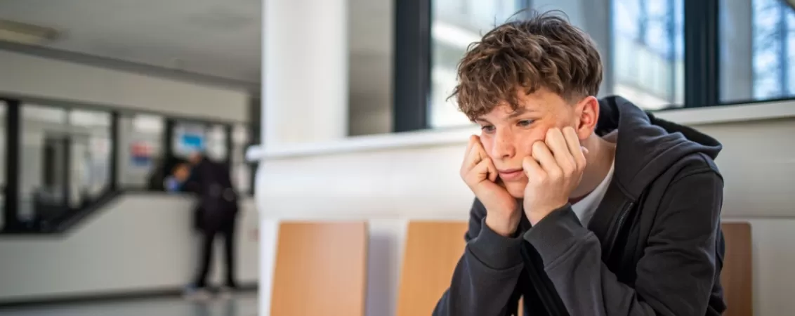 Adolescent trist isi sprijina barbia in pumni