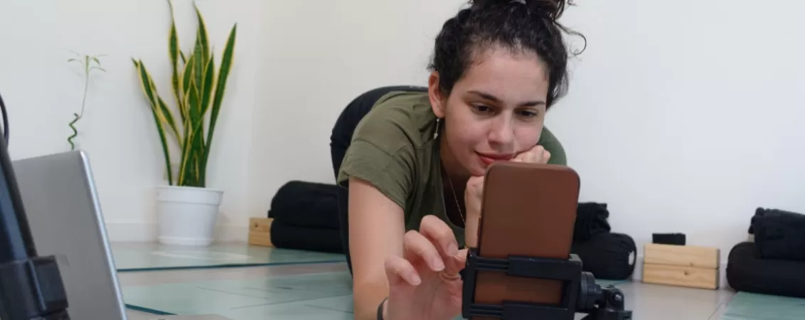 Adolescenta care se filmeaza cu telefonul mobil