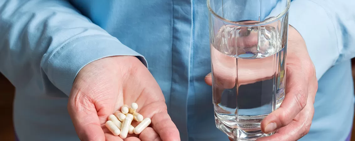 Capsule albe de glucozamina, prezentate pe un fundal neutru, ilustrand suplimentul alimentar pentru sustinerea articulatiilor si mentinerea sanatatii generale.